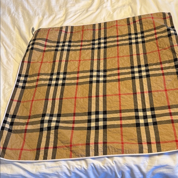 Burberry Kids Quilted Blanket - Picture 2 of 4